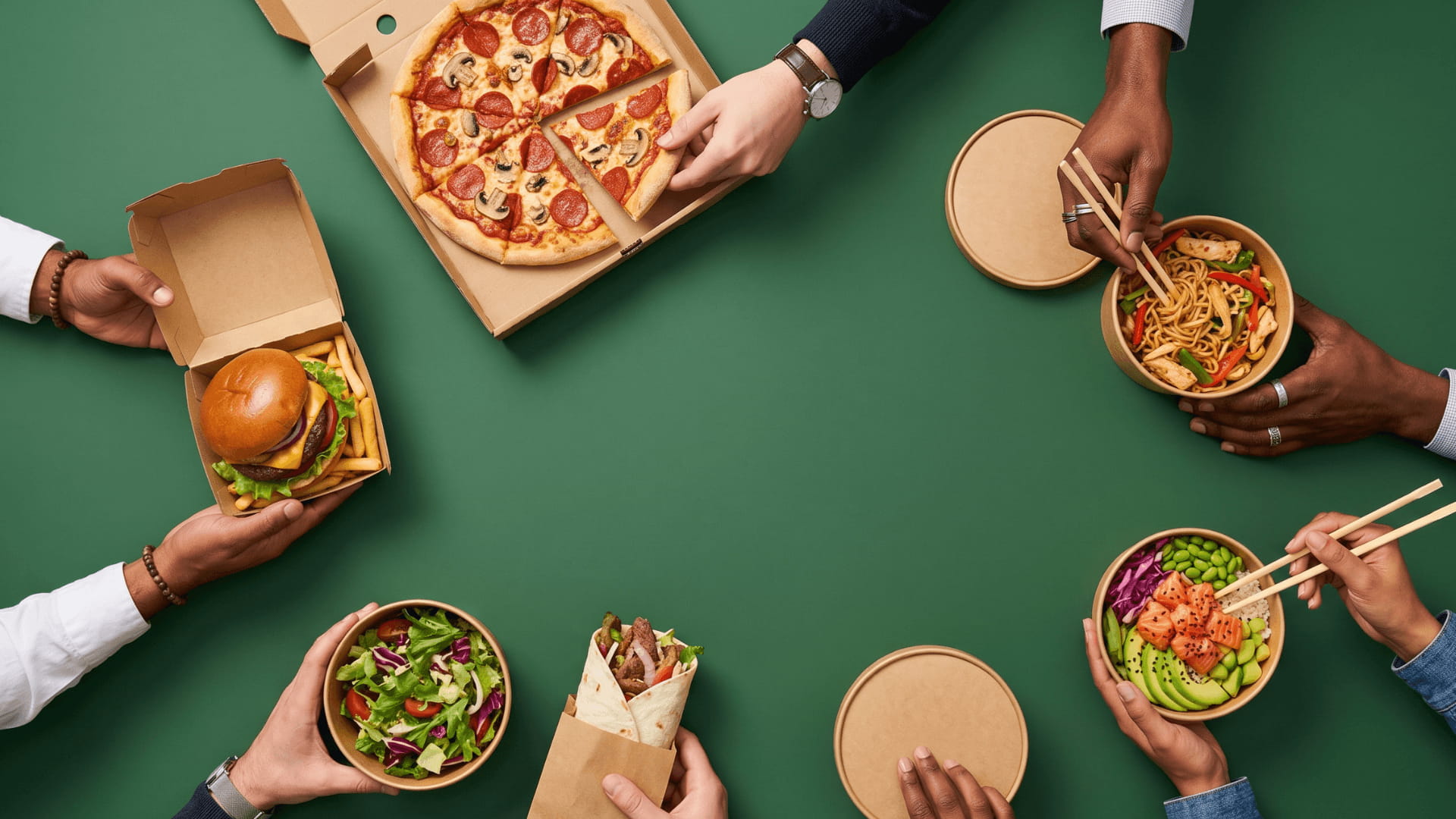 Ein Tisch voller Menschen, die aus wunderschönen Schüsseln essen.