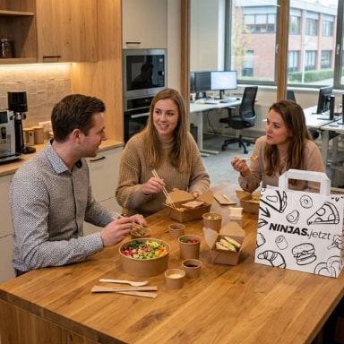 Menschen sitzen zusammen und essen gemeinsam