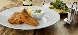 Gebackenes Zanderfilet mit ErdÀpfelsalat und Sauce Tartar