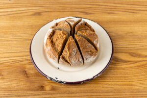 Schwarzbrotlaib aus Sauerteig