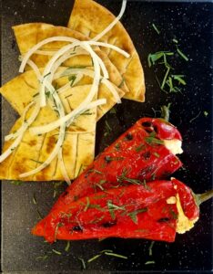 Rote paprika mit Feta Käse und knoblauchöl vom Grill